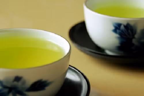 Nước chè xanh: Nước chè xanh có chứa chất chống oxy hóa loại bỏ tế bào chết và tái tạo da, chứa vitamin C, làm mát cơ thể, đào thải các chất độc ra khỏi cơ thể qua da.