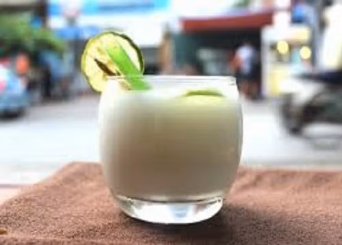 Cách làm rất đơn giản. Cho 100 ml nước vào bột sắn dây quấy tan. Rửa sạch hai quả quất, bổ làm đôi, vắt bỏ hạt lấy nước cốt rồi cho vào nước bột sắn quấy thật đều. Cho thêm đường và quấy tan. Khi thưởng thức có thể cho thêm đá.