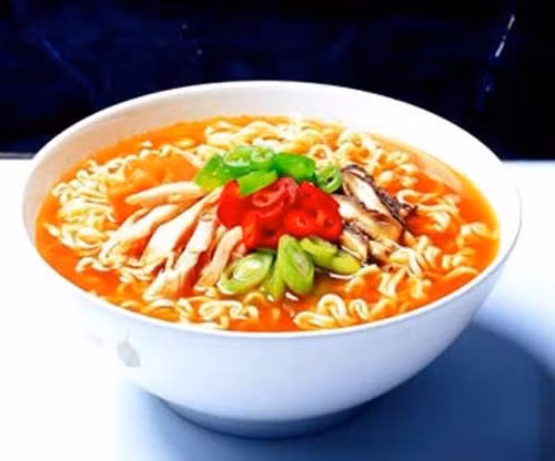 Nguyên nhân dẫn đến bệnh tim mạch nằm ở thành phần chất béo có trong hầu hết các loại mì ăn liền. Loại chất béo này là transfat và chất béo bão hòa, chúng vô cùng có hại cho sức khỏe, đặc biệt đối với những người cao tuổi hay người có tiền sử bệnh tim mạch.