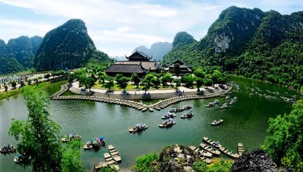 Quần thể di sản Tràng An có các khu du lịch chính, gồm: Khu du lịch sinh thái Tràng An, khu du lịch Tam Cốc - Bích Động, Khu di tích lịch sử văn hóa Cố đô Hoa Lư, Khu du lịch văn hóa chùa Bái Đính. Ảnh: Tiền Phong.