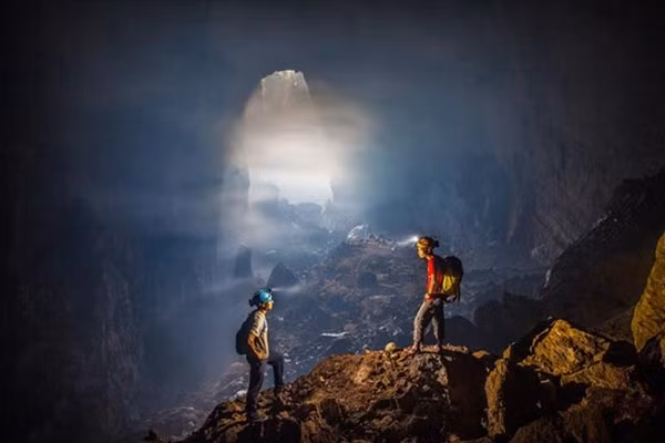 Theo mô tả của nhiếp ảnh gia John Spies, hang Sơn Đoòng cao hơn 200m, rộng hơn 150m và dài khoảng 5km: "Trần hang cao chót vót, cao hơn hẳn so với nhiều hang động lớn trên thế giới. Bạn sẽ cảm thấy choáng ngợp khi bước vào bên trong hang động".