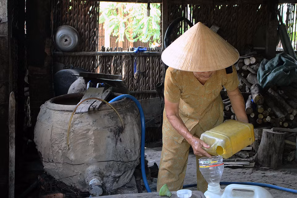  8. Rượu gạo. "Rượu gạo là một loại rượu chưng cất ở Việt Nam, được làm từ gạo. Một loại rượu gạo theo truyền thống được thực hiện bởi các dân tộc thiểu số Việt Nam, sử dụng gạo đen hoặc nâu, thảo dược, vỏ cây và hương liệu tự nhiên khác, được ủ một bình gốm lớn và để lên men ít nhất một vài tuần..." - Piumi Rajapaksha.