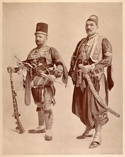 Bên phải là Nichan, người đàn ông Armenian mặc trang phục Janizaries truyền thống của các đội quân Thổ Nhĩ Kỳ. Bên phải là một chiến binh Hy Lạp. Ảnh: Vintag.
