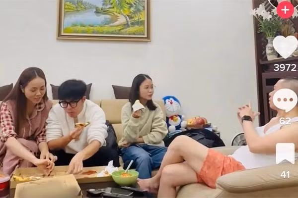 Mới đây, con gái NSND Công Lý còn lên tiếng biết ơn Ngọc Hà Lê trong một bài phỏng vấn. "Đôi khi tôi nể phục cô Hà và thấy may khi có cô ấy bên cạnh bố. Tôi cảm ơn vì cô ấy đã chăm sóc bố tôi tới hiện tại. Tôi nghĩ, ở với một người ốm mà cọc cằn như bố, cô ấy hẳn có nhiều áp lực. Đó là những áp lực từ bên ngoài và từ chính bố tôi bởi có thời điểm bố buông xuôi, chán nản mọi thứ. May mắn là cô ấy vẫn kiên trì ở đó, cố gắng từng ngày để chăm sóc, bên cạnh bố. Tôi rất biết ơn cô ấy", con gái NSND Công Lý chia sẻ với VTCnews.