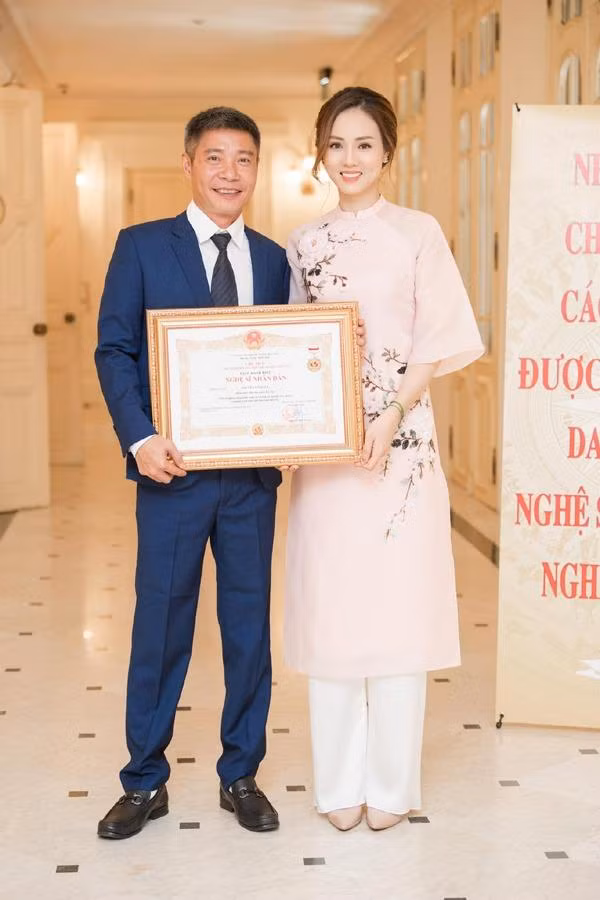Kể từ khi kết hôn, Ngọc Hà được biết đến là người vợ chu đáo, quan tâm, chăm sóc chồng hết mực. Biết chồng đi làm về mệt, cô thường vào bếp nấu những món tẩm bổ cho NSND Công Lý. Những ngày chồng đi đóng phim hoặc tập kịch đến khuya, Ngọc Hà không quên mua đồ ăn cho chồng rồi chờ chồng về mới đi ngủ. Mỗi khi có những thông tin ác ý về sức khỏe NSND Công Lý hoặc gần đây mọi người suy diễn về mối quan hệ tình cảm của mình, Ngọc Hà cũng là người lên tiếng dập tắt tin đồn, không để mọi việc đi quá xa. Tất cả những điều đó khiến công chúng thêm ngưỡng mộ người vợ trẻ của NSND Công Lý. Nhiều người đánh giá Ngọc Hà vừa "giỏi việc nước, đảm việc nhà" vừa xinh đẹp, tài năng lại còn thể hiện được hình ảnh một người vợ thảo hiền.
