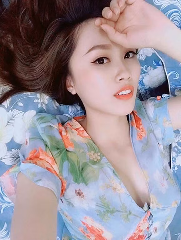 Vợ NSND Trung Hiếu tên Thu Hà, sinh năm 1992 ở Sơn La. Cô từng là nghệ sĩ múa, sau chuyển qua lĩnh vực ngân hàng. Bà xã kém tuổi của Giám đốc Nhà hát Kịch Hà Nội sở hữu vóc dáng cao ráo, gương mặt xinh đẹp, nổi bật cùng làn da trắng trẻo, mịn màng. Được biết, Thu Hà từng tham gia một cuộc thi nhan sắc và được giải cao.