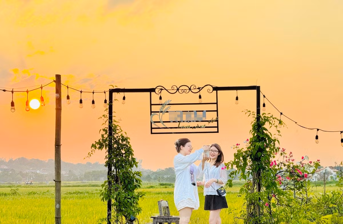 Chiều muộn khi hoàng hôn buông xuống cũng là thời điểm các bạn trẻ săn được nhiều khoảnh khắc ưng ý nhất với rất nhiều góc "sống ảo".