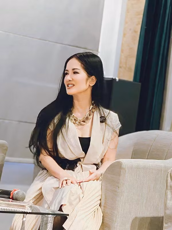 Bên cạnh chế độ dinh dưỡng, ca sĩ Hồng Nhung là một người vô cùng yêu thích các hoạt động thể thao. Bộ môn nữ diva thích nhất là yoga.