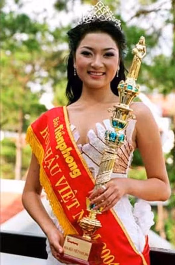 Năm 2004, Hoa hậu Nguyễn Thị Huyền đăng quang. Phần thưởng của người đẹp đến từ Hải Phòng, ngoài chiếc vương miện là 60 triệu đồng tiền mặt, một chuyến tham quan Nhật Bản cùng nhiều phần quà khác đến từ các nhà tài trợ.