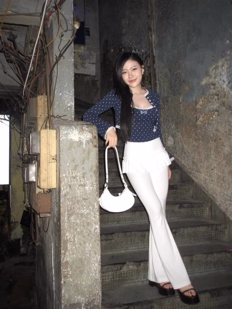 Trước đây, sau khi rũ bỏ vẻ ngoài "mũm mĩm" Uyển Ân đã có sự "lột xác" phong cách đáng ngạc nhiên.