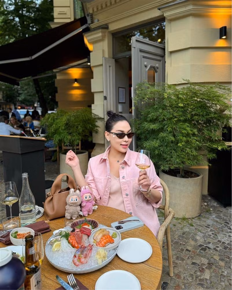Để minh chứng điều này, Quỳnh Thư liên tục khoe hình ảnh tận hưởng cuộc sống sang chảnh ở Đức. Trên trang cá nhân, cô chia sẻ bạn trai đã không còn thích thú với việc mua sắm như thường lệ, thay vào đó chỉ chú tâm vào những vật dụng dành cho em bé. Cô khoe chiếc nôi đến từ thương hiệu Dior hay mỗi khi thèm ăn yến, bạn trai liền nhanh chóng mua rất nhiều yến cho cô.