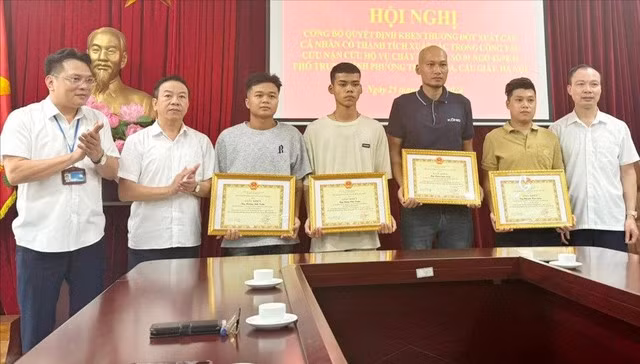2 thanh nien cuu nguoi trong dam chay nha tro duoc khen thuong-Hinh-2