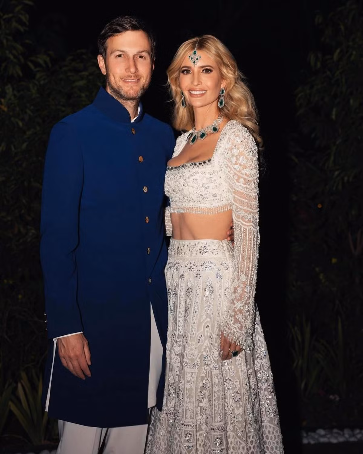 Ở tiệc thứ 2, Ivanka khoe cơ bụng với áo crop-top phối cùng váy maxi đính ngọc lục bảo ấn tượng của nhà thiết kế Manish Malhotra. Vòng cổ, vòng tai kim cương đá quý tăng vẻ sang trọng cho tổng thể.