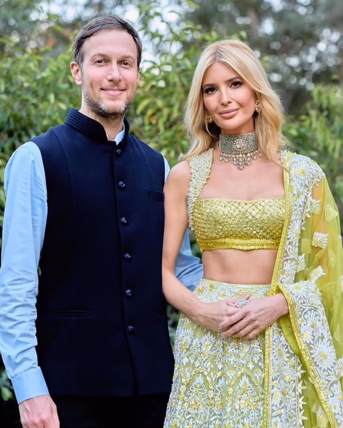 Ngày 5/3, Ivanka Trump chia sẻ loạt ảnh dự tiệc trước lễ cưới của Anant Ambani - con trai tỷ phú giàu nhất châu Á Mukesh Ambani, ở Gujarat (Ấn Độ). Tiệc kéo dài nhiều ngày nên con gái cựu Tổng thống Mỹ Donald Trump đầu tư trang phục chỉn chu và lộng lẫy cho lần xuất hiện này.