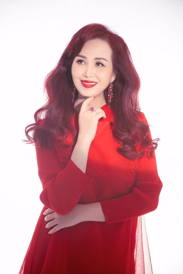 Hoa hậu Diệu Hoa từng tốt nghiệp Thạc sĩ quản trị kinh doanh (MBA) tạiViện Công Nghệ Châu Á (AIT) ở Thái Lan. Hiện chị làm Giám đốc kinh doanh tại một công ty của Thái Lan.