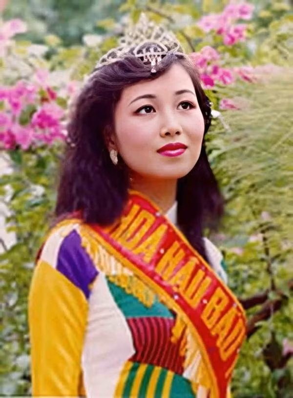 Lúc ấy, chị đang là sinh viên năm thứ 4 Khoa tiếng Nga của Đại học Ngoại ngữ Hà Nội. Diệu Hoa chia sẻ đã gửi số đo vào TPHCM nhờ ca sĩ Cẩm Vân đặt may bộ áo dài để dự thi năm đó.