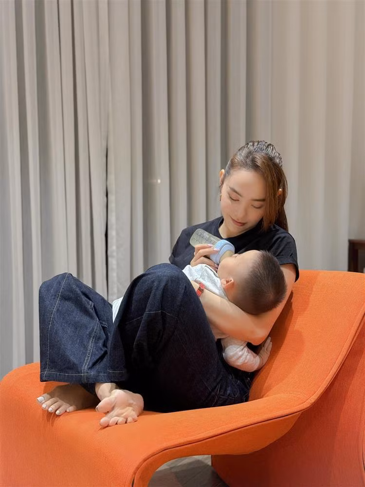 Một trong những cái tên gây chú ý nhất "Chị đẹp đạp gió" mùa hai là Minh Hằng. Nữ ca sĩ nói gia đình cô thích xem show "Anh trai say hi", riêng bản thân nữ ca sĩ trở lại để được giao lưu với đồng nghiệp sau thời gian làm mẹ.