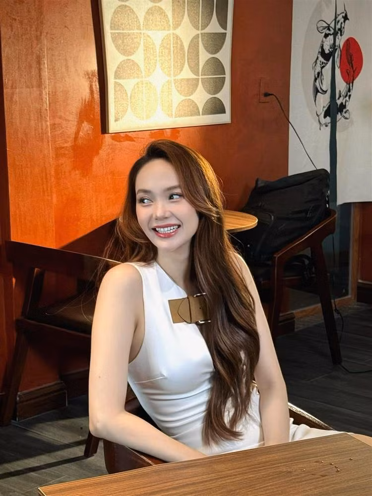 Minh Hằng nói vui khi đã lấy lại dáng sau tám tháng sinh bé Mỡ: "Tôi đặt mục tiêu cụ thể, theo dõi tiến độ mỗi ngày. Sinh xong, tôi đã giảm 10 kg, tiếp tục duy trì cho đến nay. Nhiều lúc tôi mệt mỏi nhưng hiện có thể mỉm cười về sự cố gắng của bản thân", cô nói.