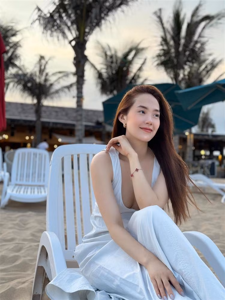 Theo ca sĩ Minh Hằng, cô thuộc tạng người dễ tích mỡ nên quá trình giảm cân, lấy lại dáng mất nhiều thời gian hơn và cần sự kiên trì. Sau sinh con khoảng hai tháng, cô đã trở lại tập luyện với những động tác phù hợp sức khỏe.