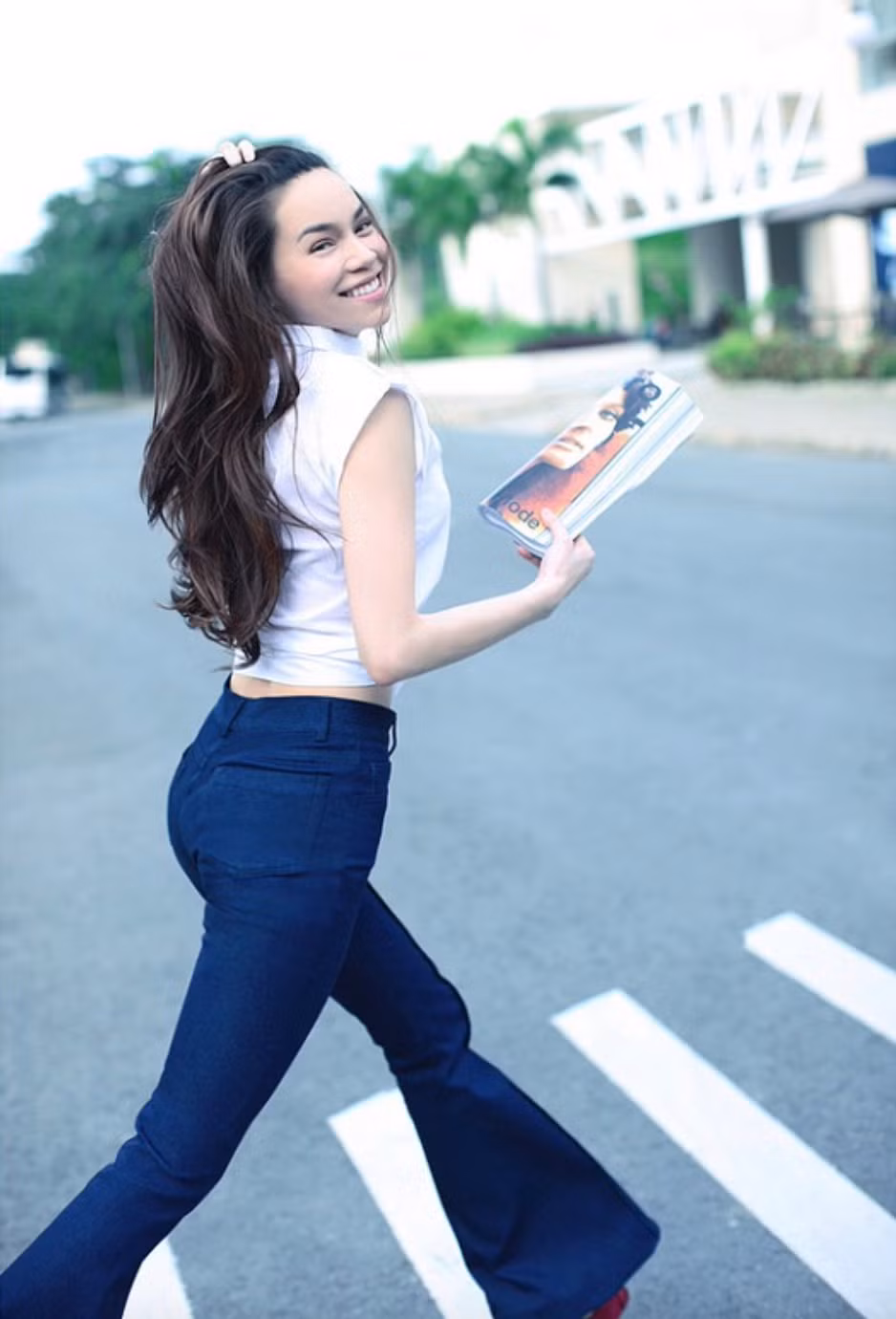 Bên cạnh sự nghiệp âm nhạc thăng hoa, cô còn dần được coi là biểu tượng thời trang, "nữ hoàng street style" của showbiz Việt. Không ít khán giả nhận định vẻ ngoài của Hà Hồ là "của hiếm", khó trộn lẫn trong làng giải trí vốn luôn xuất hiện những gương mặt mới. (Ảnh: FBNV)