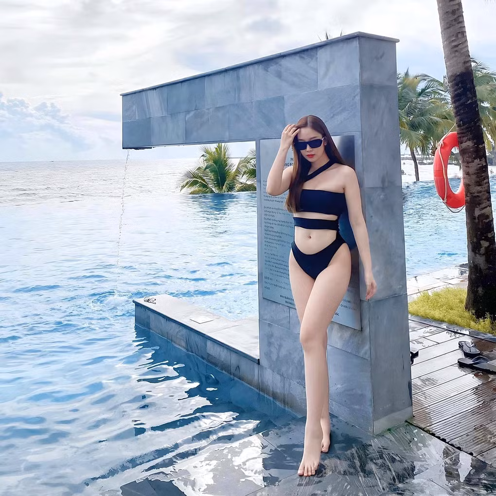Với nước da trắng sáng, số đo ba vòng quyến rũ, Hàn Trang là nữ diễn viên trẻ "chăm chỉ" thả dáng bên cạnh những mẫu bikini có đường cắt xẻ táo bạo. Người đẹp sinh năm 2000 ưa chuộng kiểu áo tắm liền mảnh, không họa tiết và có màu sắc trung tính (Ảnh: FBNV).