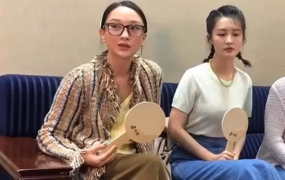Chau Tan 50 tuoi khuon mat gia nua khong the che giau-Hinh-4