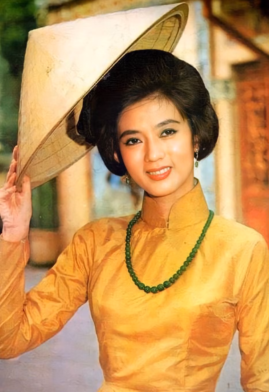 Năm 1984, bà là nữ nghệ sĩ đầu tiên dù đã qua đời nhưng vẫn được truy tặng danh hiệu Nghệ sĩ Ưu tú trong đợt xét tặng đầu tiên. Danh hiệu một lần nữa khẳng định những đóng góp của Thanh Nga với nền cải lương nước nhà. (Ảnh: NAG Thanh Chi)