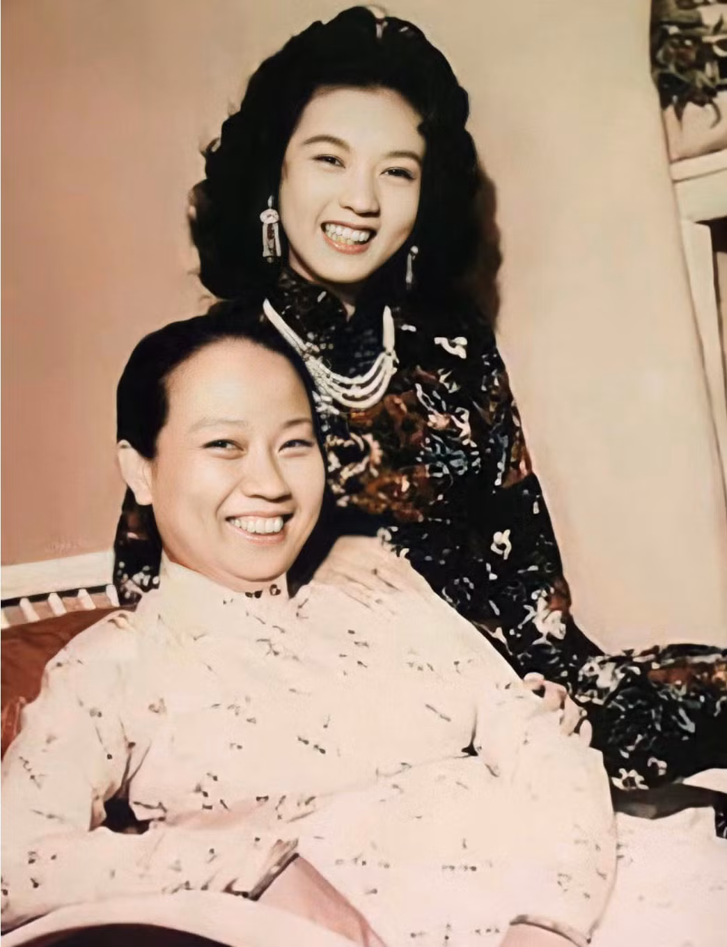 Cha là một quan chức, mẹ là người đam mê cải lương nên từ nhỏ Thanh Nga đã được chăm chút cầm kỳ thi họa. Bà cũng sớm bộc lộ năng khiếu dành cho nghệ thuật. Theo nhiều người kể lại, bà bầu Thơ là người rất nghiêm khắc. Cũng bởi vậy, bà sớm đã rèn con gái vào khuôn khổ, góp phần tạo nên khí chất thanh tao hiếm có của Thanh Nga, bên cạnh vẻ ngoài nổi trội. (Ảnh: NSSK) 