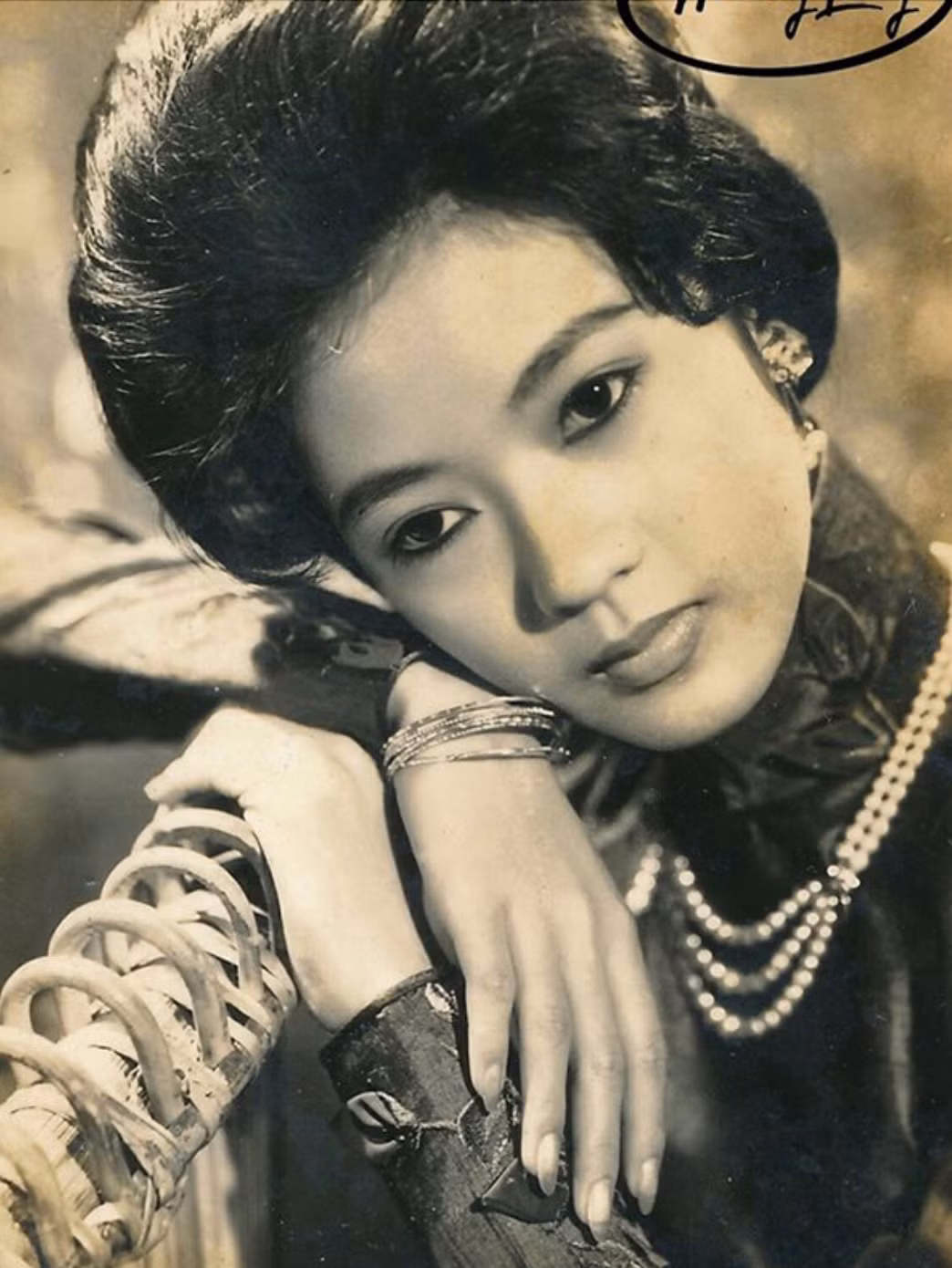Giai đoạn những năm 1960 - 1970, Thanh Nga được coi là "nữ hoàng" trên sân khấu cải lương miền Nam, đoạt tới hai giải Thanh Tâm. Ngoài cải lương, Thanh Nga cũng là gương mặt tham gia nhiều phim điện ảnh. Thanh Nga từng nhận giải Diễn viên xuất sắc nhất tại Đại hội Điện ảnh Á châu tổ chức năm 1974, với vai cô gái Huế trong phim "Nắng chiều". (Ảnh: NSSK) 