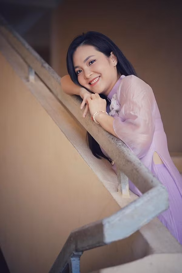 Nữ BTV gốc miền Tây luôn khiến người đối diện cảm thấy ấn tượng bởi gương mặt xinh đẹp cùng sắc vóc căng tràn sức sống.