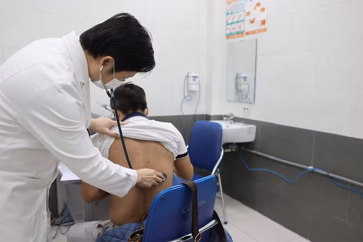 Nu benh nhan ton thuong da co quan vi Lupus ban do-Hinh-4