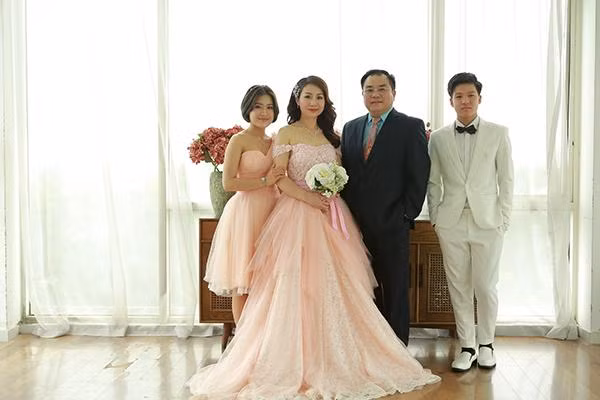 Hơn 20 năm bên nhau, cặp đôi vẫn mặn nồng như thủa ban đầu. NSND Quốc Trượng cho biết vì làm cùng ngành, cùng nghề nên cả hai luôn thấu hiểu, cảm thông và tôn trọng đối phương. "Chúng tôi cùng làm nghề nên quá hiểu nhau rồi, còn về tuổi dù có hơn cô ấy nhưng chúng tôi vẫn nhịp nhàng, hòa quyện, cuộc sống gia đình cũng rất vui vẻ. Quan trọng là hiểu nhau cuộc sống sẽ thoải mái hơn", NSND Quốc Trượng chia sẻ. 