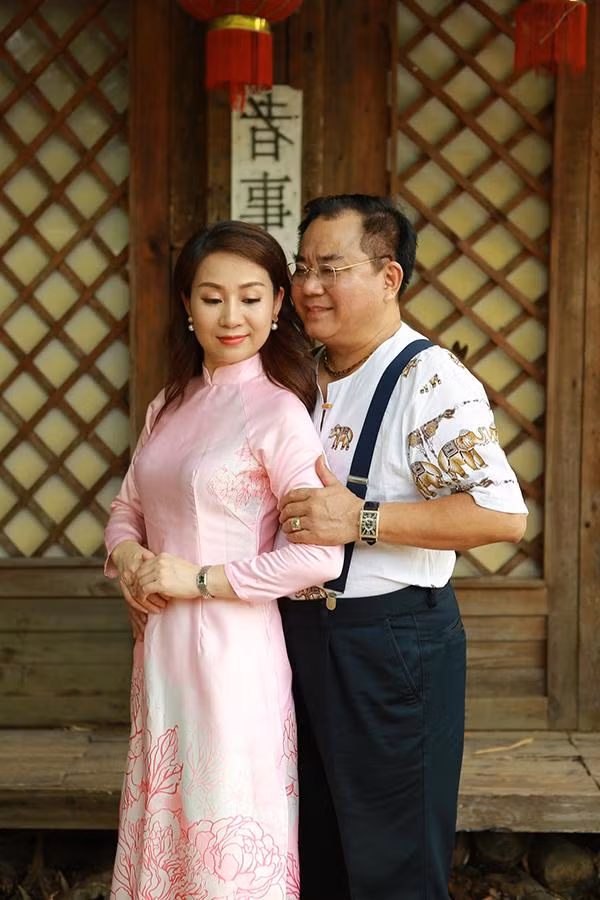 Cả hai quen biết khi cùng tham gia vở "Cá mè đè cá chép". Sau đó cảm mến nhau và quyết định về chung một nhà vào cuối năm 2001 khi Quốc Trượng được phong NSƯT.