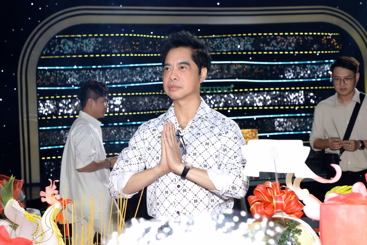 Ngọc Sơn tập trung khấn vái trong lễ giỗ Tổ. Trước đó, nam ca sĩ được khán giả dành nhiều lời khen khi quyên góp 100 triệu đồng cho đồng bào vùng bão lũ.
