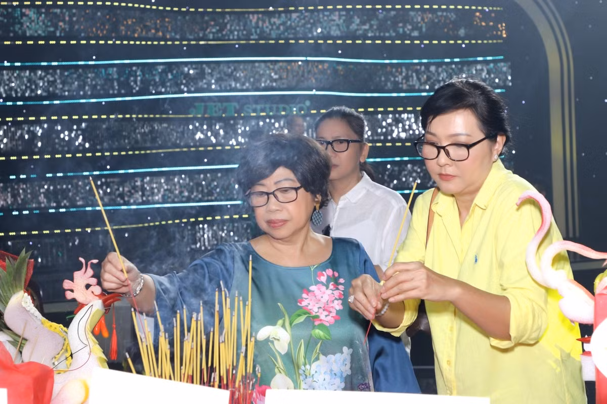 Nghệ sĩ Phi Phụng, Phương Dung và Thụy Mười tại lễ giỗ Tổ ở phim trường. Thời gian qua, bộ ba diễn viên được biết đến với hành trình thăm nghệ sĩ nghèo có hoàn cảnh khó khăn thông qua trang YouTube Ngũ long du ký.