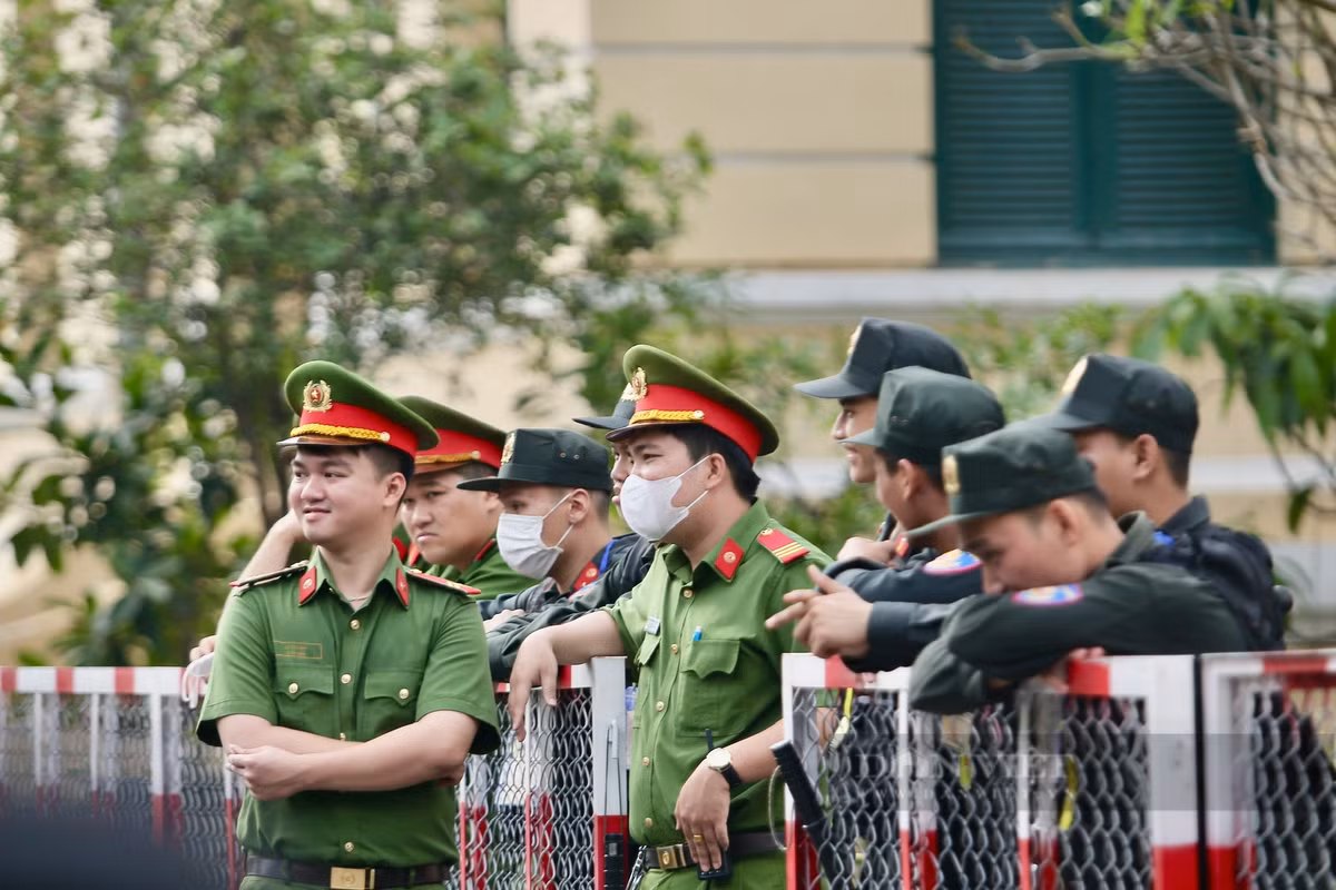 Tại các khu vực hạn chế đi lại, lực lượng chức năng luôn túc trực để bảo vệ an ninh cho phiên tòa xét xử vụ án Vạn Thịnh Phát.