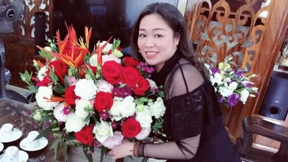  Trong khi Vân Dung lúc nào cũng tươi cười rạng rỡ thì Vân Trang cũng sở hữu diện mạo khá trẻ trung ở tuổi 50. Ngay cả nữ danh hài cũng tự hào khoe với mọi người: "Chị Trang đấy, xinh nhể". Với thân hình cao ráo và dung mạo ưa nhìn, chị gái diễn viên hài còn ăn mặc khá sành điệu, thời thượng.