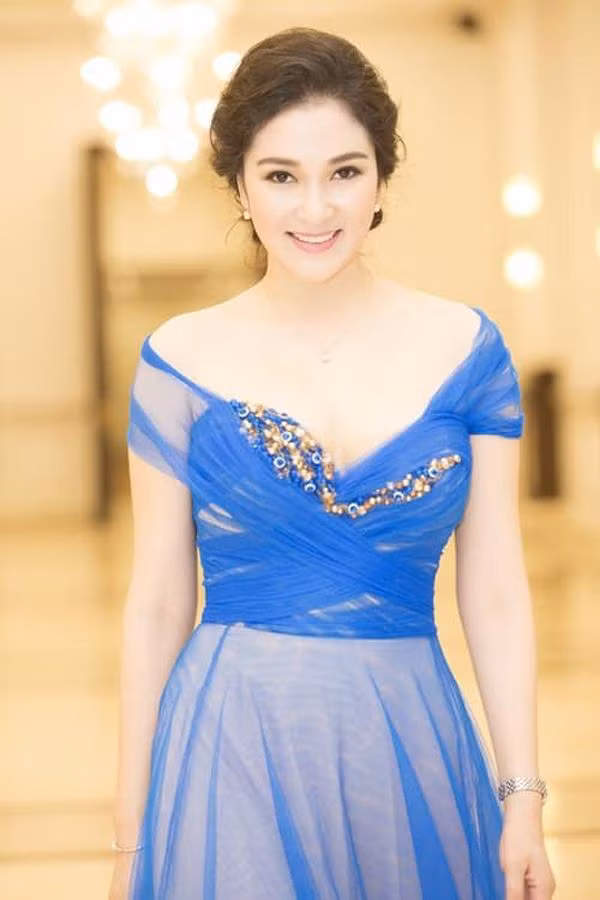 Cô tốt nghiệp cử nhân loại giỏi sau hai năm và trở về Việt Nam. Tới năm 2012, Nguyễn Thị Huyền tiếp tục học Nghiên cứu sinh tại Học viện Báo chí và Tuyên truyền.
