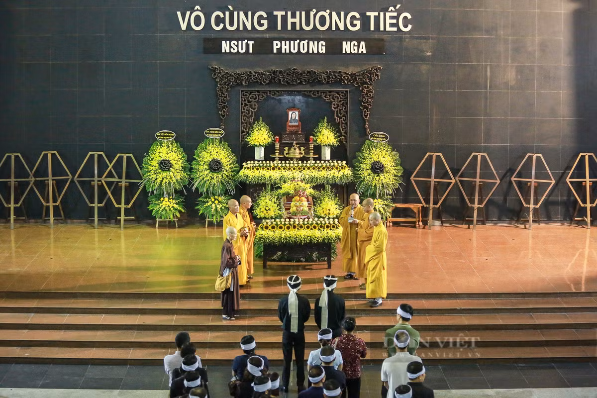 Sáng 19/7, lễ viếng và lễ truy điệu NSƯT Bùi Phương Nga diễn ra tại Nhà tang lễ Quốc gia số 5 Trần Nhân Tông. Nữ nghệ sĩ công tác tại Nhà hát Kịch Việt Nam, nổi tiếng với các vở kịch "Hồn Trương Ba, da hàng thịt", "Điều còn mãi"... Chị qua đời ở tuổi 47 hôm 14/7 sau hai năm chống chọi với bệnh ung thư để lại niềm tiếc thương vô hạn trong lòng người thân, đồng nghiệp và khán giả yêu mến.