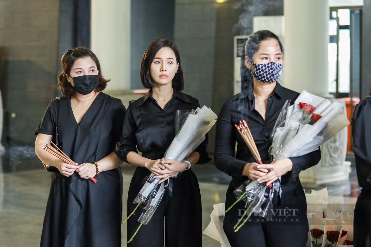 Các nghệ sĩ Nhà hát Kịch Việt Nam chuẩn bị hoa hồng cho những người tới viếng.