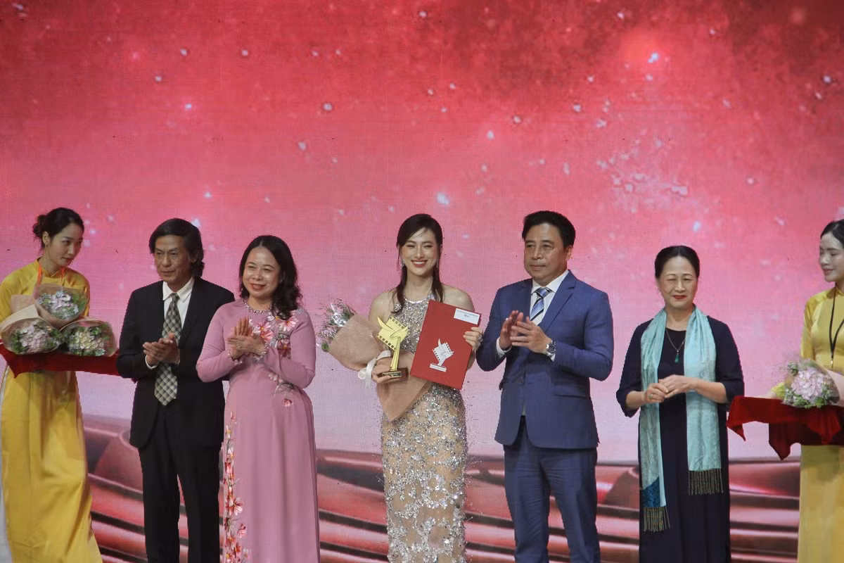 Lễ trao giải Cánh diều 2024 diễn ra tối 10/9 tại Nhà hát Đó, Nha Trang. Sau khi thua Bùi Thạc Chuyên và Tro tàn rực rỡ vào năm trước, Trấn Thành "lấy lại tất cả" với bộ phim đạt doanh thu hơn 520 tỷ đồng. Giải thưởng lớn nhất Cánh diều Vàng dành cho phim truyện điện ảnh xuất sắc xướng tên Mai.
