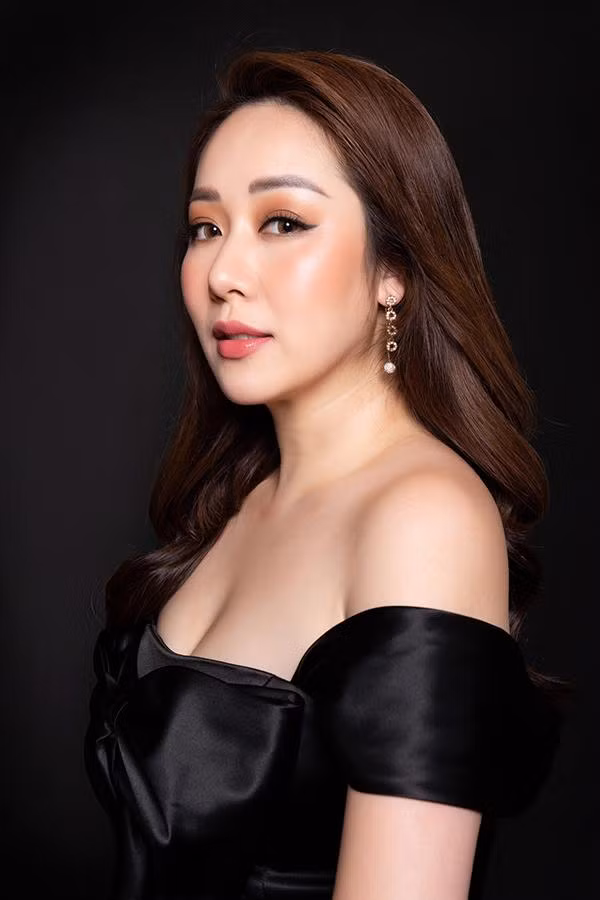 Những động tác thể dục đơn giản nhưng lại là bí quyết giúp cho không chỉ hoa hậu mà bất cứ ai hồi xuân và giữ mãi vẻ đẹp thanh xuân, diện mạo tươi trẻ, thân thể thon gọn, nếp nhăn biến mất, tóc không bạc, mắt tinh hơn, trí nhớ tốt hơn, tăng cường dẻo dai, dồi dào sinh lực và tràn đầy tinh thần mạnh mẽ quyết đoán của tuổi trẻ.
