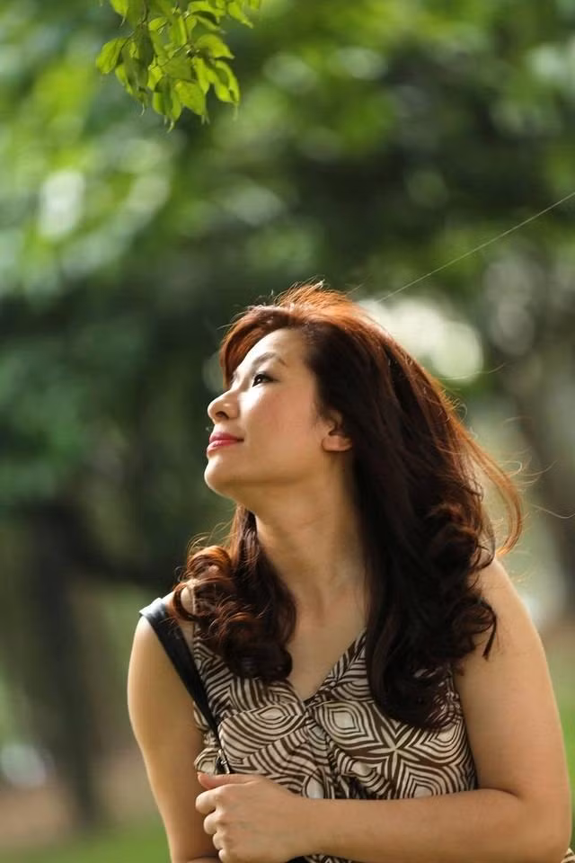 Trên sân khấu, nghệ sĩ Thùy Dung luôn gắn với phong cách sang trọng khi vừa chơi đàn vừa hát. Hình ảnh của chị bên cây đàn piano đã trở thành dấu ấn riêng khó phai trong lòng khán giả. Ngoài ra, nhắc đến tên tuổi nữ ca sĩ, khán giả cũng nhớ ngay đến chất giọng da diết, trầm ấm trong phim "Cảnh sát hình sự". Mỗi khi nhạc phim rung lên, khán giả lại nhớ đến phim "Cảnh hát hình sự" và người thể hiện. Đó là điều không phải bộ phim nào, nghệ sĩ nào cũng tạo dựng được.