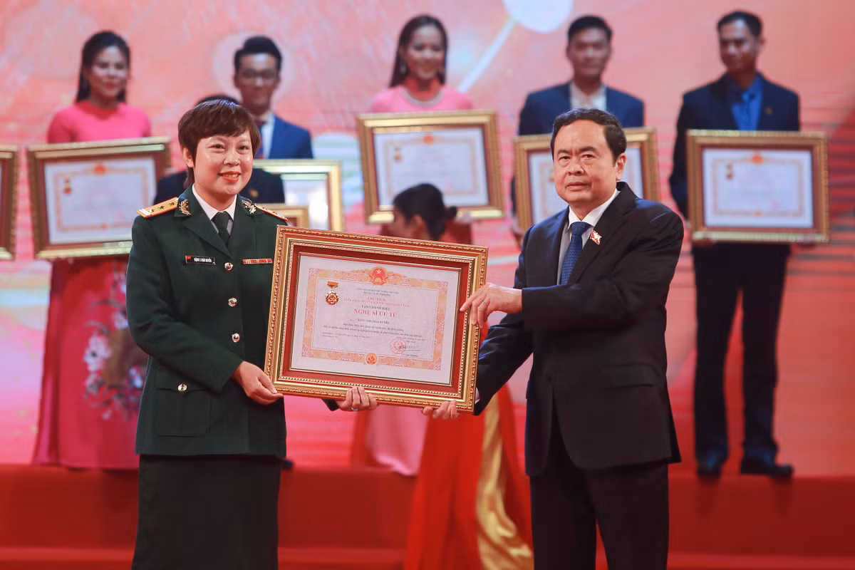 Phó Chủ tịch Thường trực Quốc hội Trần Thanh Mẫn trao danh hiệu Nghệ sĩ Ưu tú cho đạo diễn Đặng Thái Huyền - PGĐ Điện ảnh Quân đội.