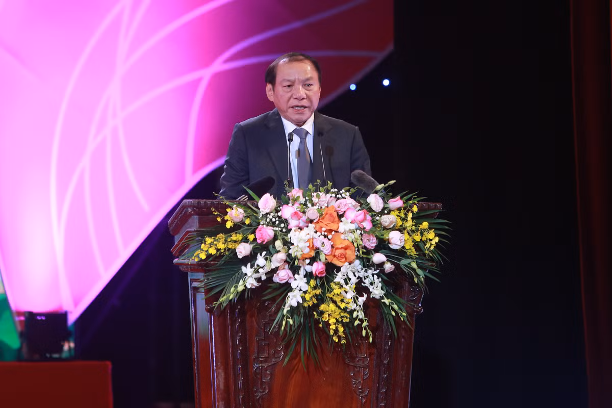 Bộ trưởng Bộ Văn hóa, Thể thao và Du lịch (VHTTDL) Nguyễn Văn Hùng - Chủ tịch Hội đồng cấp Nhà nước xét tặng danh hiệu NSND, NSƯT lần thứ 10 cho biết, trong quá trình tổ chức họp Hội đồng chuyên ngành cấp Nhà nước, Hội đồng cấp Nhà nước, Bộ VHTTDL không nhận được đơn thư, khiếu nại nào về quy trình, thủ tục xét tặng, chỉ có một số đơn thư kiến nghị liên quan đến hồ sơ. "Bộ đã triển khai xem xét đơn thư theo đúng quy định kiểm tra hồ sơ của cá nhân đề nghị xét tặng danh hiệu, yêu cầu Hội đồng cấp bộ/tỉnh, Hội đồng chuyên ngành cấp Nhà nước báo cáo, giải trình và trả lời cá nhân có đơn thư, kiến nghị theo đúng quy định hiện hành", Bộ trưởng Nguyễn Văn Hùng khẳng định.