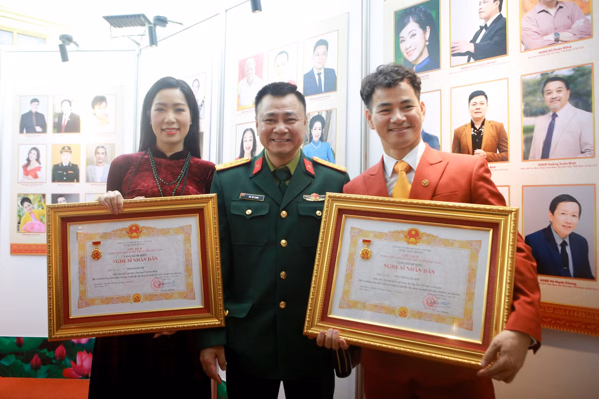 Các nghệ sĩ chụp ảnh lưu niệm tại sự kiện Lễ trao tặng danh hiệu NSND, NSƯT lần thứ 10.