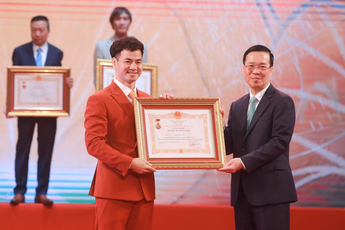 Chủ tịch nước Võ Văn Thưởng trao tặng danh hiệu NSND cho nghệ sĩ Xuân Bắc.