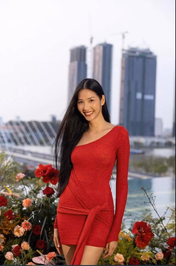 Hoang Thuy va 4 lan 