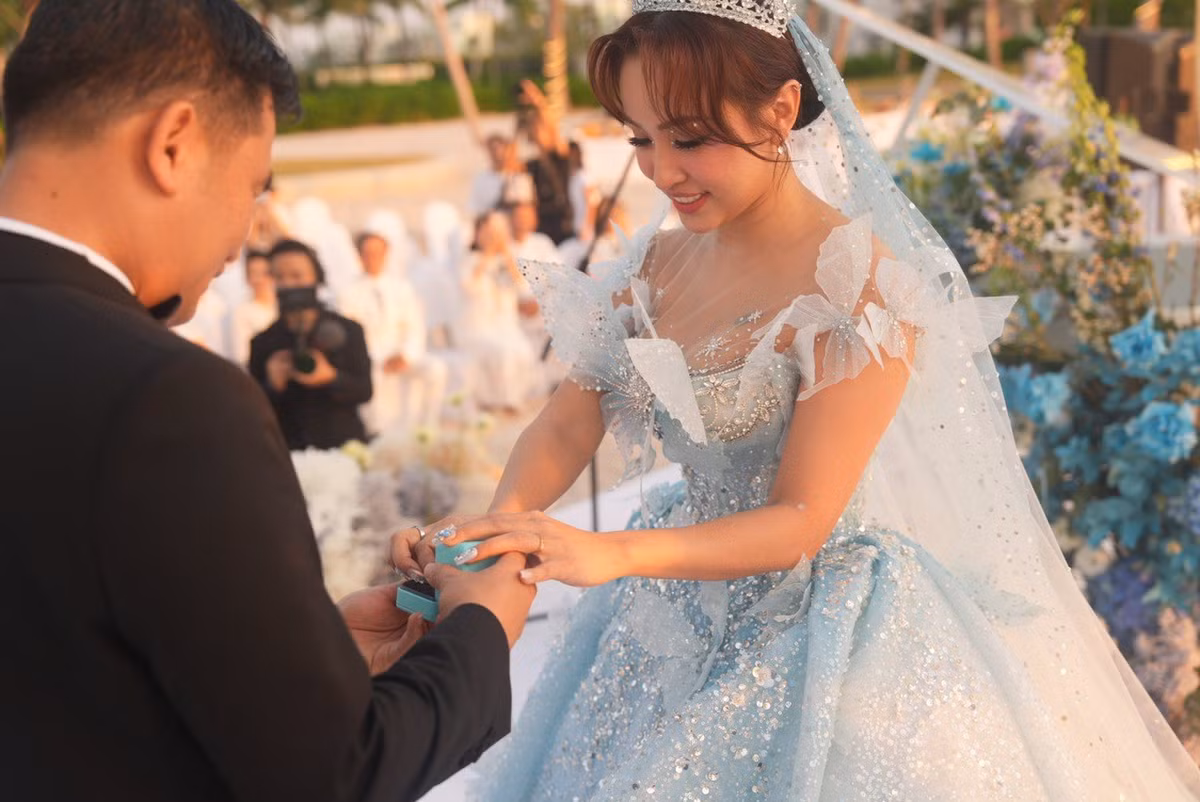 Vân Hugo gặp doanh nhân Đặng Hùng Cường trong lần vào TPHCM công tác. Cô nhận lời yêu sau thời gian ngắn quen nhau. Ban đầu, nữ MC giấu hình ảnh, thông tin liên quan đến nửa kia. Năm 2020, cô đưa con trai vào Nam sinh sống và công khai chuyện được cầu hôn. Thời điểm này cô chưa tổ chức đám cưới vì tình hình dịch COVID-19.