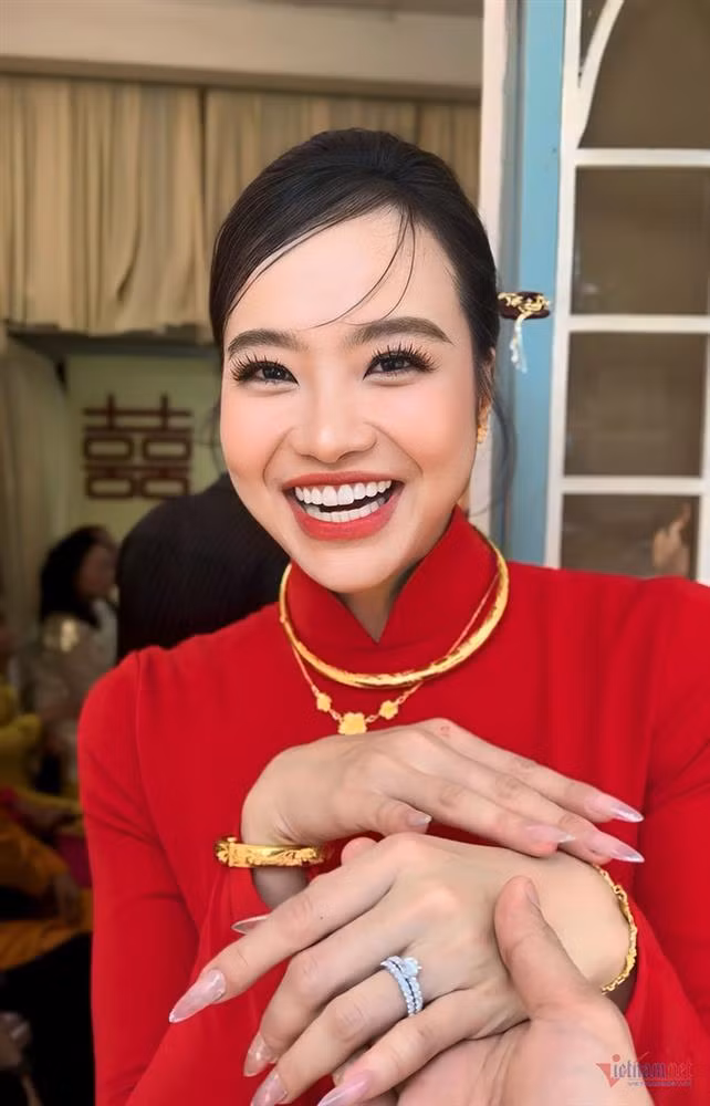Người đẹp hy vọng ông xã đồng cảm công việc, đồng hành cùng mình vượt qua những thăng trầm của cuộc sống. "Tôi nghĩ bản thân đủ kiên nhẫn, sức khỏe để sẵn sàng lập gia đình trong thời gian tới", cô tâm sự.